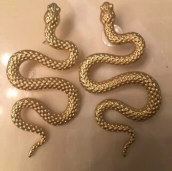 Stylish Gold Snake Design Pierced Earrings! Brand New! Never Been Worn! - Picture 5 of 7